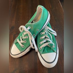 Unisex Chuck Taylor’s. Green size 6